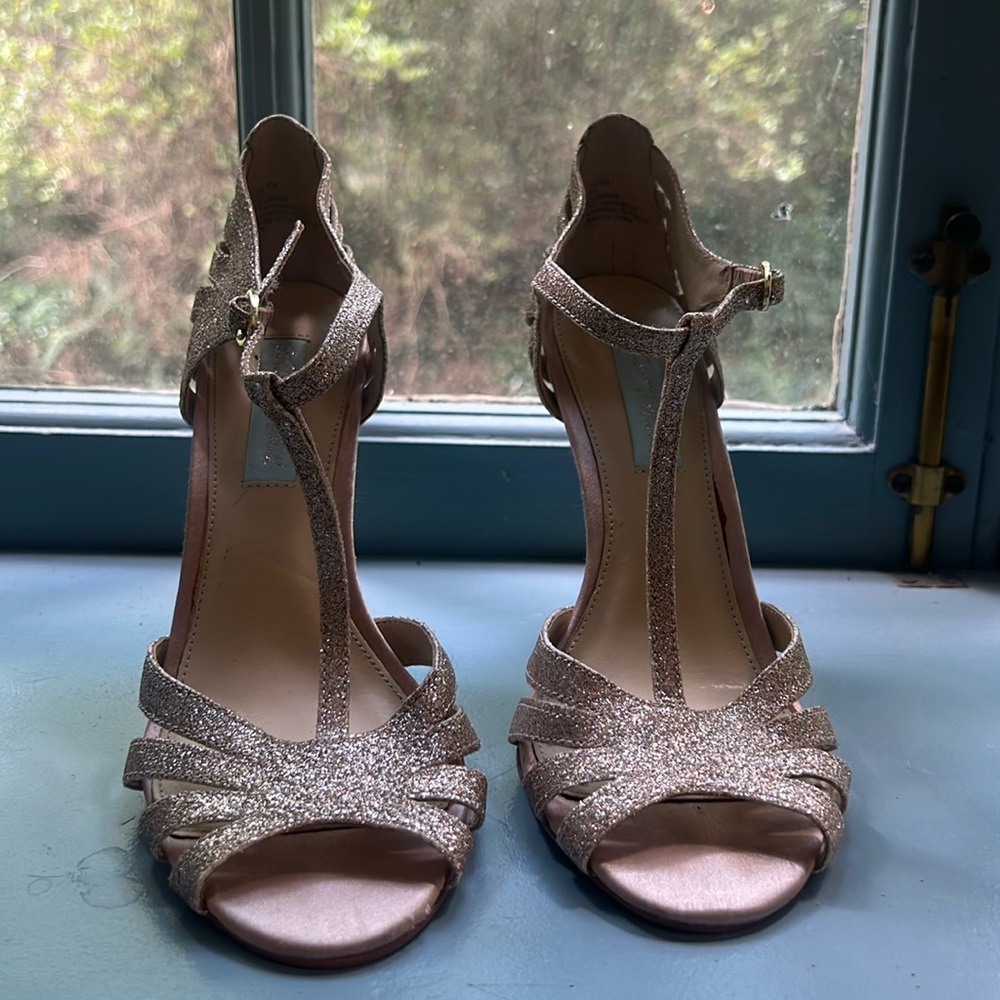 Betsy Johnson Champagne Rose Gold Sparkle Heels Size 6.5 t-strap glitter - Picture 2 of 8